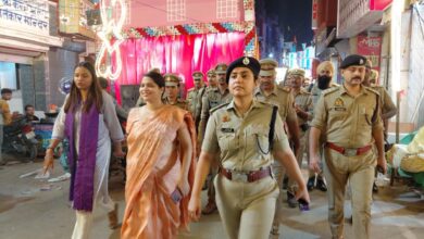 अंबेडकरनगर के शहजादपुर में नवरात्र के दौरान डीएम और एसपी पुलिस बल के साथ पैदल मार्च करते हुए।