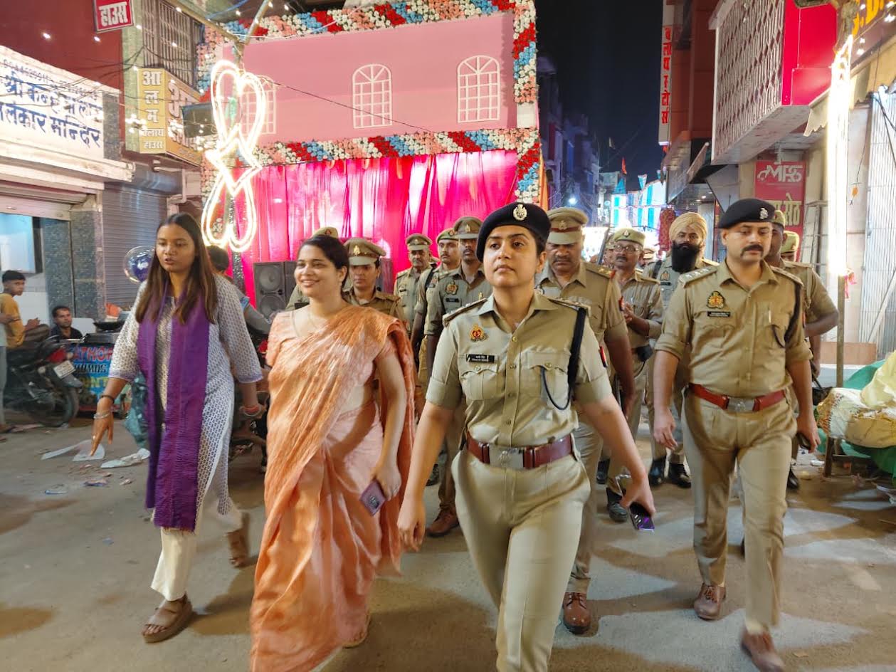 अंबेडकरनगर के शहजादपुर में नवरात्र के दौरान डीएम और एसपी पुलिस बल के साथ पैदल मार्च करते हुए।