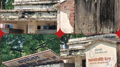अंबेडकरनगर के डूडा कार्यालय भवन की दीवारों में दरारें और छत पर पड़ा क्षतिग्रस्त बोर्ड।