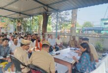 बेडकरनगर में दुर्गा पूजा-दशहरा की तैयारियों को लेकर शांति समिति की बैठक में मौजूद पुलिस और प्रशासनिक अधिकारी।