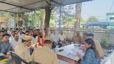 बेडकरनगर में दुर्गा पूजा-दशहरा की तैयारियों को लेकर शांति समिति की बैठक में मौजूद पुलिस और प्रशासनिक अधिकारी।