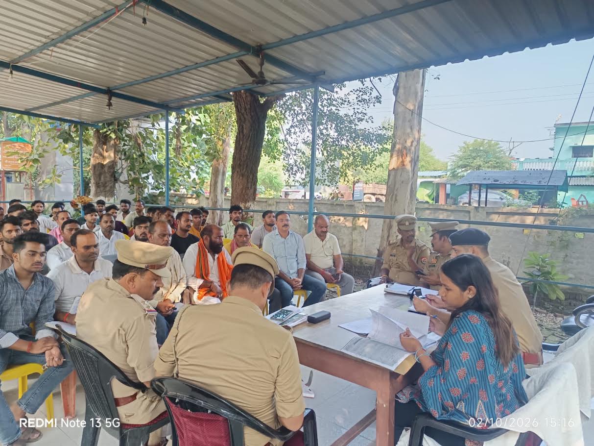 बेडकरनगर में दुर्गा पूजा-दशहरा की तैयारियों को लेकर शांति समिति की बैठक में मौजूद पुलिस और प्रशासनिक अधिकारी।