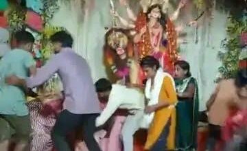 अंबेडकरनगर के भीटी क्षेत्र स्थित घरवासपुर गांव में दुर्गा पूजा पंडाल में तोड़फोड़ की घटना के बाद सुरक्षा व्यवस्था में तैनात पुलिसकर्मी।