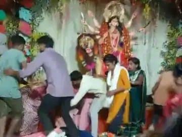 अंबेडकरनगर के भीटी क्षेत्र स्थित घरवासपुर गांव में दुर्गा पूजा पंडाल में तोड़फोड़ की घटना के बाद सुरक्षा व्यवस्था में तैनात पुलिसकर्मी।