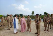 अंबेडकरनगर के श्रवण क्षेत्र और गायत्री मंदिर घाट पर दुर्गा प्रतिमा विसर्जन की तैयारियों का निरीक्षण करते जिलाधिकारी ईशा प्रिया और पुलिस अधीक्षक प्राची सिंह।