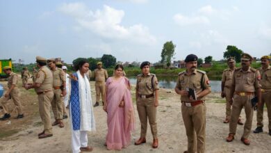 अंबेडकरनगर के श्रवण क्षेत्र और गायत्री मंदिर घाट पर दुर्गा प्रतिमा विसर्जन की तैयारियों का निरीक्षण करते जिलाधिकारी ईशा प्रिया और पुलिस अधीक्षक प्राची सिंह।