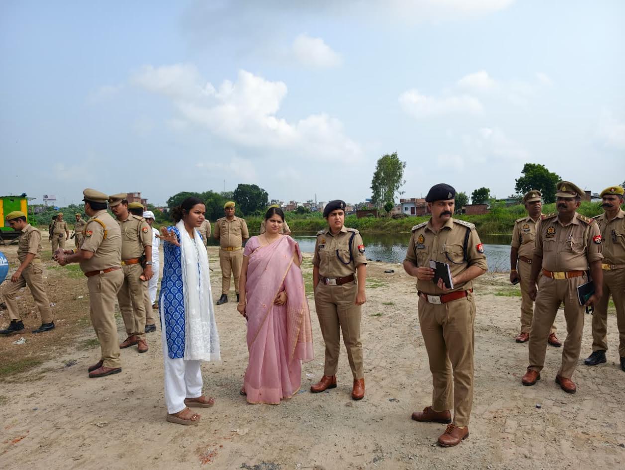 अंबेडकरनगर के श्रवण क्षेत्र और गायत्री मंदिर घाट पर दुर्गा प्रतिमा विसर्जन की तैयारियों का निरीक्षण करते जिलाधिकारी ईशा प्रिया और पुलिस अधीक्षक प्राची सिंह।