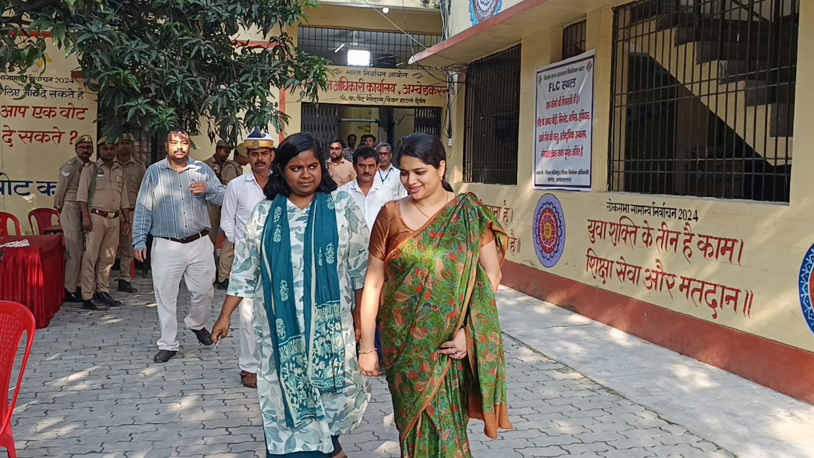 अंबेडकरनगर के वीवीपैट वेयरहाउस में ईवीएम और वीवीपैट जांच की व्यवस्थाओं का निरीक्षण करतीं जिलाधिकारी ईशा प्रिया
