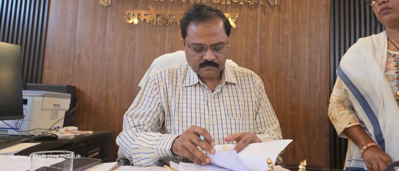 अंबेडकरनगर स्वास्थ्य विभाग के सीएमओ कार्यालय से डाटा ऑपरेटर शादाब के जहांगीरगंज स्थानांतरण से संबंधित समाचार।