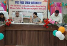 अंबेडकरनगर कलेक्ट्रेट सभागार में आईजीआरएस जनशिकायतों की समीक्षा बैठक में मौजूद जिलाधिकारी और विभागीय अधिकारी।