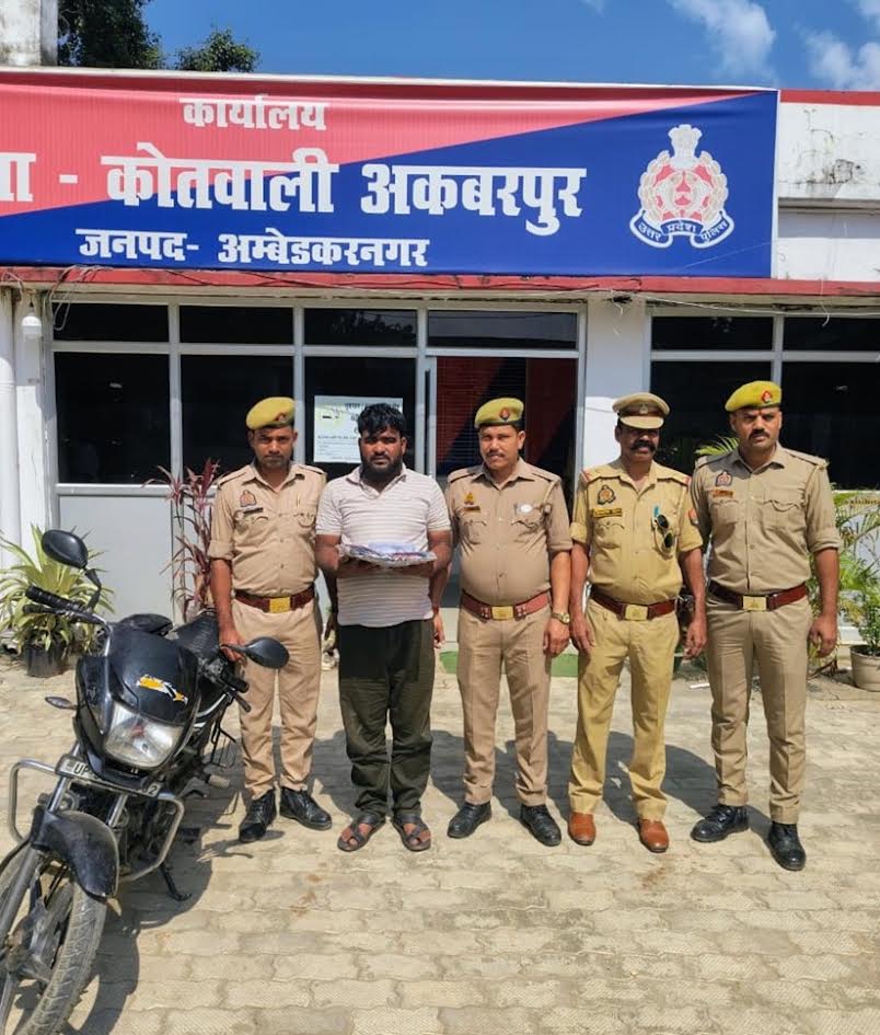 अंबेडकरनगर पुलिस द्वारा झाड़-फूंक के बहाने महिला का सामान ले जाने के आरोपी की गिरफ्तारी।