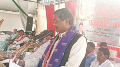 अंबेडकरनगर के अकबरपुर में कांशीराम की पुण्यतिथि पर आयोजित सपा की गोष्ठी में संबोधित करते राम अचल राजभर