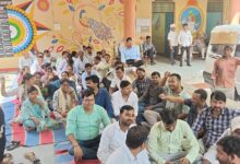 अंबेडकरनगर में लेखपाल संघ के चरणबद्ध आंदोलन का दृश्य