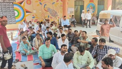 अंबेडकरनगर में लेखपाल संघ के चरणबद्ध आंदोलन का दृश्य