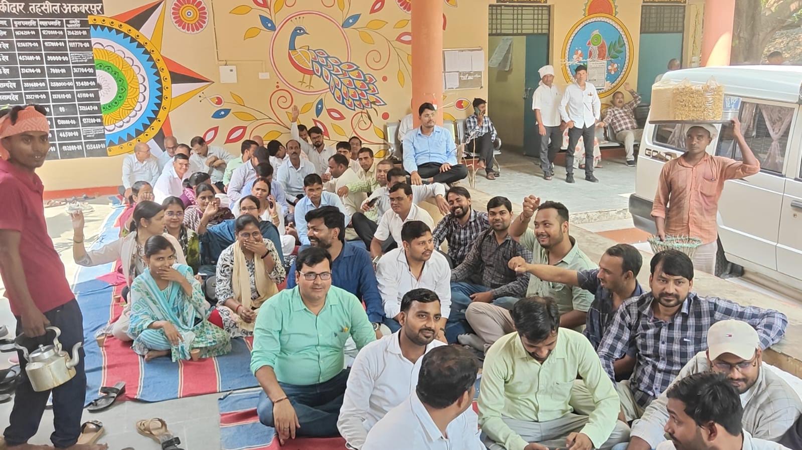 अंबेडकरनगर में लेखपाल संघ के चरणबद्ध आंदोलन का दृश्य