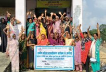 : अंबेडकरनगर के मालीपुर में महिला नेतृत्व और सशक्तिकरण पर प्रशिक्षण लेती ग्रामीण महिलाएं