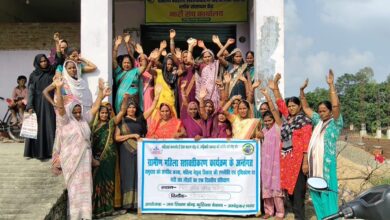 : अंबेडकरनगर के मालीपुर में महिला नेतृत्व और सशक्तिकरण पर प्रशिक्षण लेती ग्रामीण महिलाएं