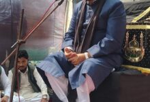 अंबेडकरनगर के रसूलपुर बाकरगंज गांव में आयोजित मजलिस में माता-पिता के अधिकारों और बच्चों की तालीम पर संबोधन देते मौलाना सैयद मीसम जैदी।