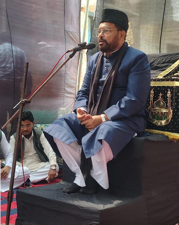 अंबेडकरनगर के रसूलपुर बाकरगंज गांव में आयोजित मजलिस में माता-पिता के अधिकारों और बच्चों की तालीम पर संबोधन देते मौलाना सैयद मीसम जैदी।