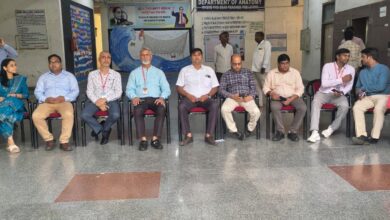 अंबेडकरनगर के महामाया मेडिकल कॉलेज में विश्व मानसिक स्वास्थ्य दिवस पर नुक्कड़ नाटक और रंगोली के जरिए जागरूकता फैलाते विद्यार्थी
