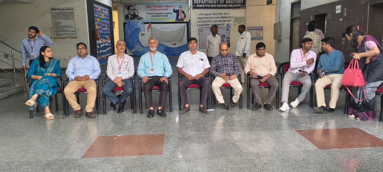 अंबेडकरनगर के महामाया मेडिकल कॉलेज में विश्व मानसिक स्वास्थ्य दिवस पर नुक्कड़ नाटक और रंगोली के जरिए जागरूकता फैलाते विद्यार्थी