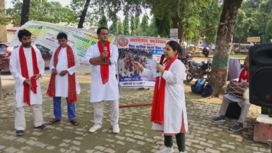 अंबेडकरनगर के संयुक्त जिला चिकित्सालय अकबरपुर में विश्व मानसिक स्वास्थ्य दिवस पर आयोजित जागरूकता शिविर और नुक्कड़ नाटक।
