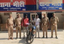 भीटी पुलिस की मोबाइल छिनैती मामले में कार्रवाई, आरोपियों से मोबाइल फोन, तमंचा, कारतूस और मोटरसाइकिल बरामद।