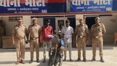 भीटी पुलिस की मोबाइल छिनैती मामले में कार्रवाई, आरोपियों से मोबाइल फोन, तमंचा, कारतूस और मोटरसाइकिल बरामद।