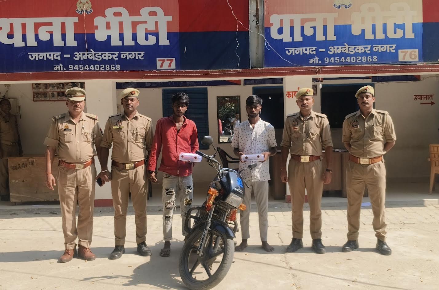 भीटी पुलिस की मोबाइल छिनैती मामले में कार्रवाई, आरोपियों से मोबाइल फोन, तमंचा, कारतूस और मोटरसाइकिल बरामद।