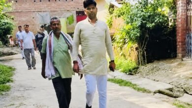 अंबेडकरनगर के कटका थाना क्षेत्र में जमीन विवाद के दौरान मारपीट से जुड़े वायरल वीडियो का स्क्रीनशॉट।