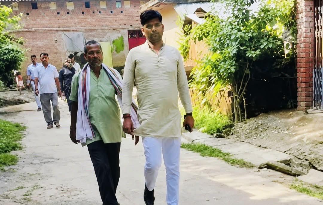 अंबेडकरनगर के कटका थाना क्षेत्र में जमीन विवाद के दौरान मारपीट से जुड़े वायरल वीडियो का स्क्रीनशॉट।