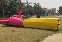 अंबेडकरनगर के एनटीपीसी टांडा में दशहरा कार्यक्रम के लिए तैयार किया जा रहा 40 फुट ऊंचा रावण का पुतला।