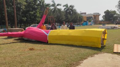 अंबेडकरनगर के एनटीपीसी टांडा में दशहरा कार्यक्रम के लिए तैयार किया जा रहा 40 फुट ऊंचा रावण का पुतला।