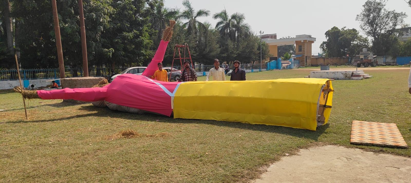 अंबेडकरनगर के एनटीपीसी टांडा में दशहरा कार्यक्रम के लिए तैयार किया जा रहा 40 फुट ऊंचा रावण का पुतला।
