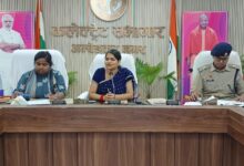 कलेक्ट्रेट सभागार में PET-2026 परीक्षा की तैयारियों को लेकर अधिकारियों और केंद्र व्यवस्थापकों के साथ बैठक करतीं डीएम ईशा प्रिया।