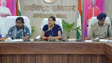 कलेक्ट्रेट सभागार में PET-2026 परीक्षा की तैयारियों को लेकर अधिकारियों और केंद्र व्यवस्थापकों के साथ बैठक करतीं डीएम ईशा प्रिया।