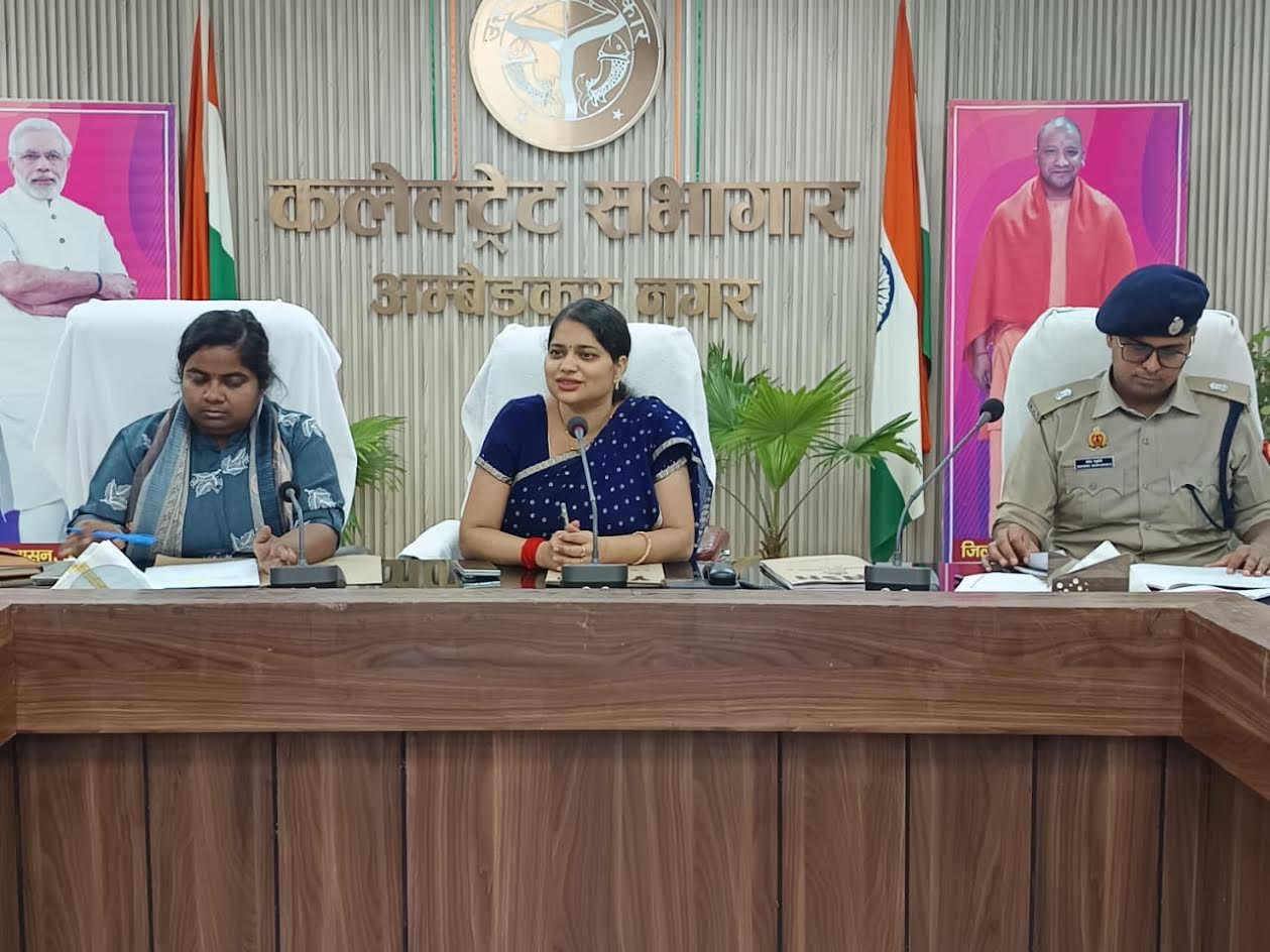 कलेक्ट्रेट सभागार में PET-2026 परीक्षा की तैयारियों को लेकर अधिकारियों और केंद्र व्यवस्थापकों के साथ बैठक करतीं डीएम ईशा प्रिया।