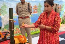 अंबेडकरनगर पुलिस लाइन के क्वार्टर गार्ड में विजयादशमी पर शस्त्र पूजन करतीं पुलिस अधीक्षक प्राची सिंह और मौजूद पुलिस अधिकारी।