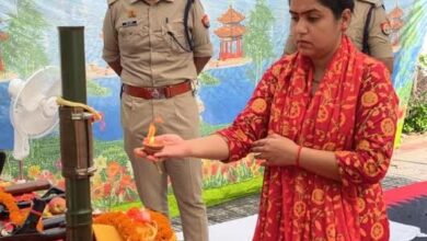 अंबेडकरनगर पुलिस लाइन के क्वार्टर गार्ड में विजयादशमी पर शस्त्र पूजन करतीं पुलिस अधीक्षक प्राची सिंह और मौजूद पुलिस अधिकारी।