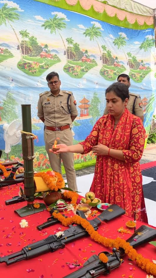 अंबेडकरनगर पुलिस लाइन के क्वार्टर गार्ड में विजयादशमी पर शस्त्र पूजन करतीं पुलिस अधीक्षक प्राची सिंह और मौजूद पुलिस अधिकारी।