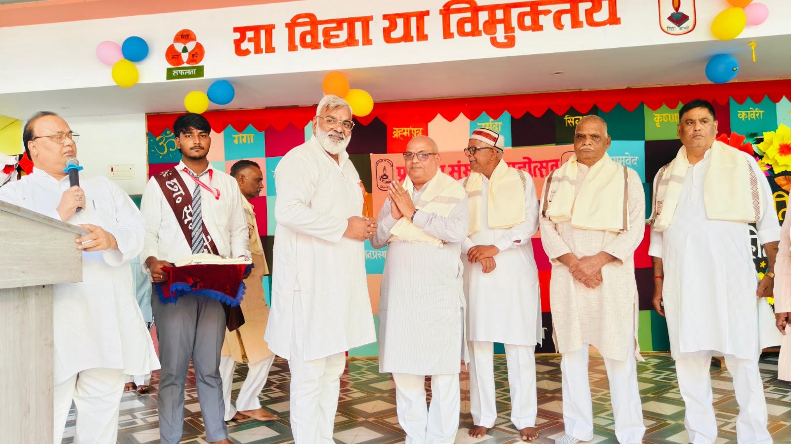 अंबेडकरनगर के रामनगर स्थित जय बजरंग इंटरमीडिएट कॉलेज में आयोजित प्रांतीय संस्कृति महोत्सव में भाग लेते विद्यार्थी।