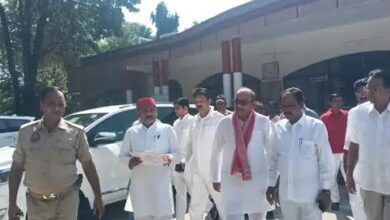 अंबेडकरनगर में शिक्षक निर्वाचन क्षेत्र के चुनाव से जुड़े शिक्षक संवाद कार्यक्रम पर आपत्ति जताते हुए जिलाधिकारी को ज्ञापन सौंपता समाजवादी पार्टी का प्रतिनिधिमंडल।