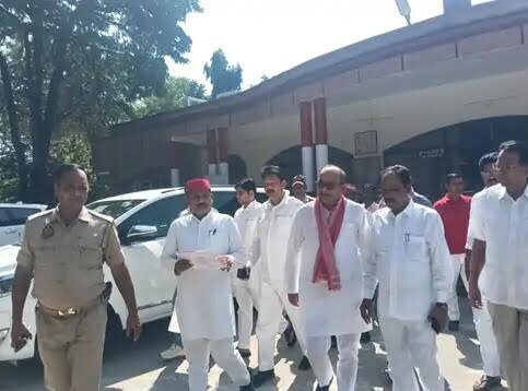 अंबेडकरनगर में शिक्षक निर्वाचन क्षेत्र के चुनाव से जुड़े शिक्षक संवाद कार्यक्रम पर आपत्ति जताते हुए जिलाधिकारी को ज्ञापन सौंपता समाजवादी पार्टी का प्रतिनिधिमंडल।