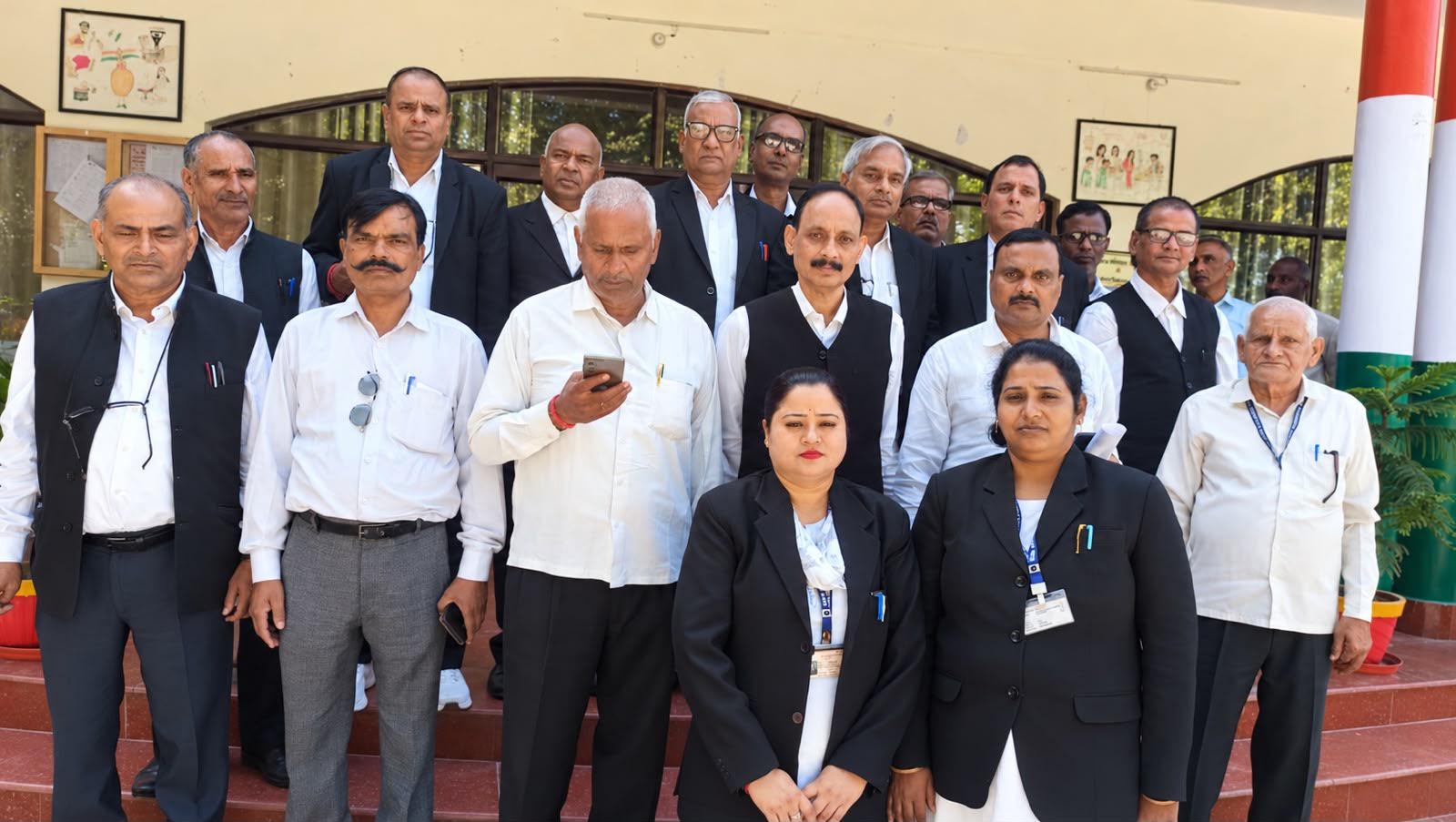 अंबेडकरनगर में राजस्व न्यायालयों के लंबित मामलों और तहसीलों की कथित अनियमितताओं को लेकर ज्ञापन सौंपते अधिवक्ता।