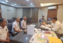 अंबेडकरनगर में साधन सहकारी समिति कर्मचारियों के लंबित वेतन और प्रस्तावित धरने को लेकर अधिकारियों से हुई वार्ता।