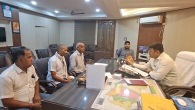 अंबेडकरनगर में साधन सहकारी समिति कर्मचारियों के लंबित वेतन और प्रस्तावित धरने को लेकर अधिकारियों से हुई वार्ता।