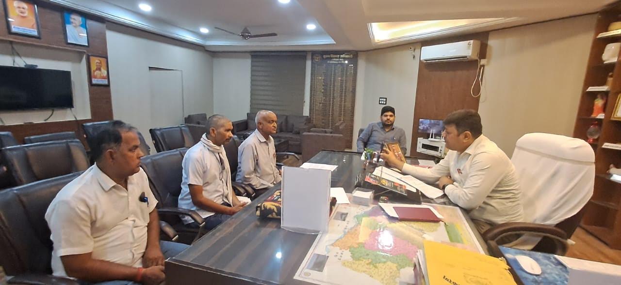 अंबेडकरनगर में साधन सहकारी समिति कर्मचारियों के लंबित वेतन और प्रस्तावित धरने को लेकर अधिकारियों से हुई वार्ता।