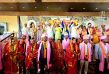 अंबेडकरनगर में मुख्यमंत्री सामूहिक विवाह योजना के तहत आयोजित समारोह में शामिल नवविवाहित जोड़े और जनप्रतिनिधि।