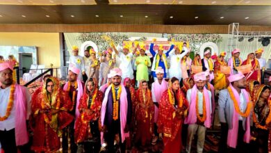 अंबेडकरनगर में मुख्यमंत्री सामूहिक विवाह योजना के तहत आयोजित समारोह में शामिल नवविवाहित जोड़े और जनप्रतिनिधि।