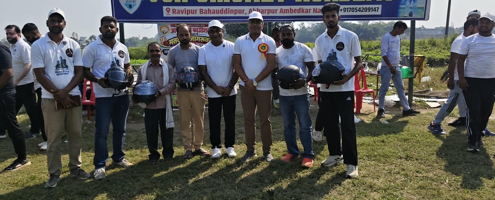 अंबेडकरनगर में मतदाता जागरूकता सर्वोदय कप के क्रिकेट मुकाबले में पुरस्कार प्राप्त करते खिलाड़ी।